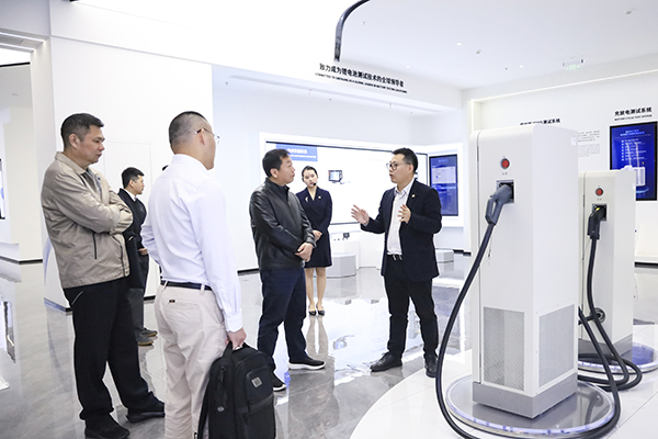 爱游戏官网股份副董事长、总裁刘作斌向福船集团副总经理李振均一行介绍公司充电产品.jpg
